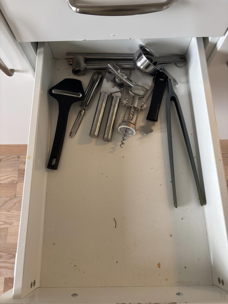 Contents of a fully furnished three-room apartment - see all images for full contents