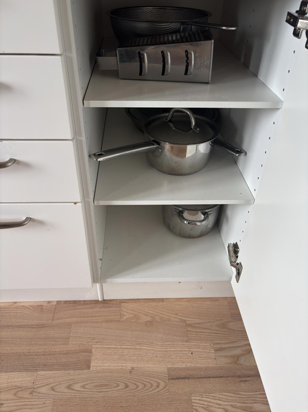 Contents of a fully furnished three-room apartment - see all images for full contents