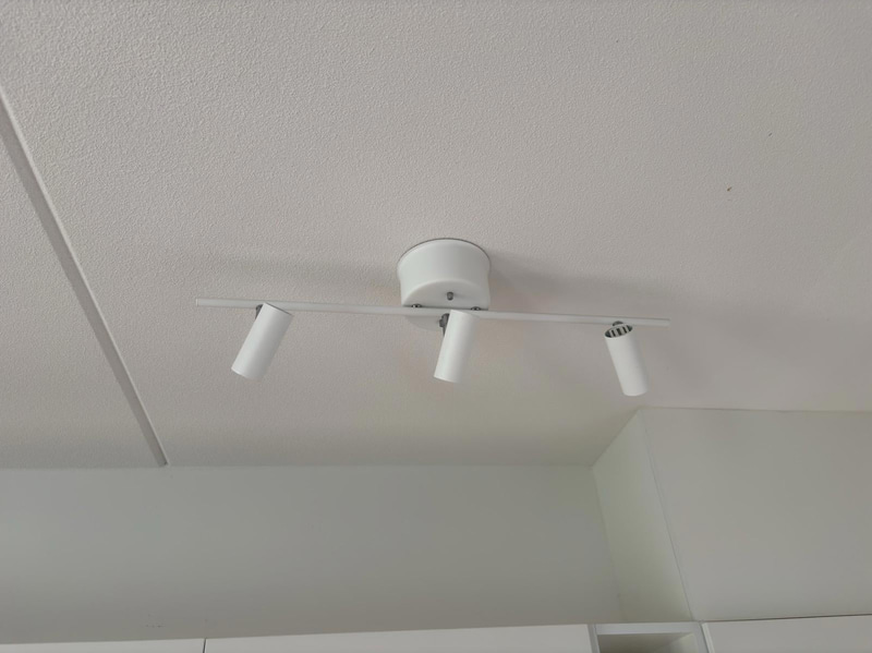 Contents of a fully furnished three-room apartment - see all images for full contents
