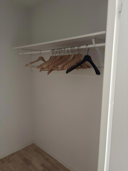 Contents of a fully furnished three-room apartment - see all images for full contents
