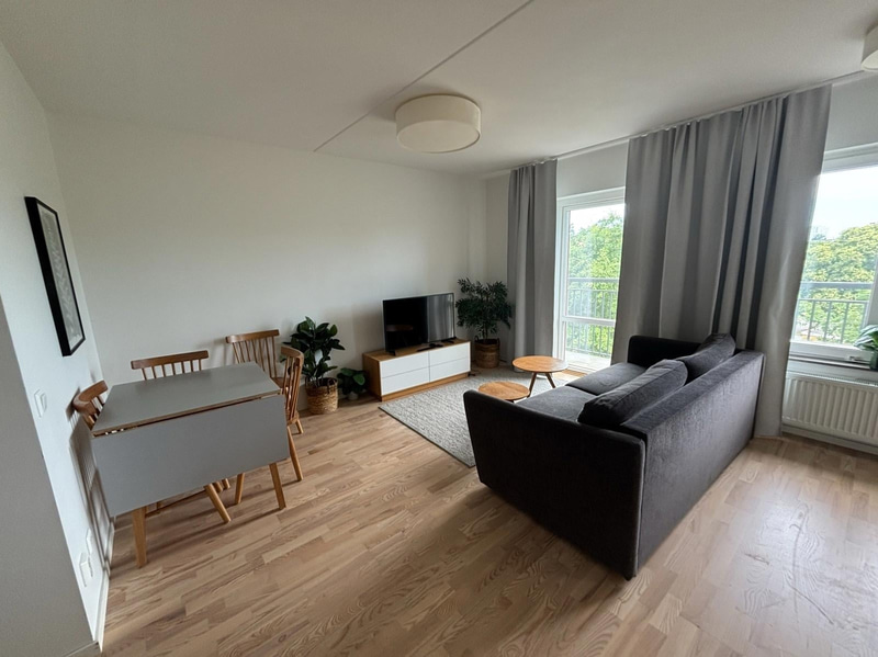 Contents of a fully furnished three-room apartment - see all images for full contents