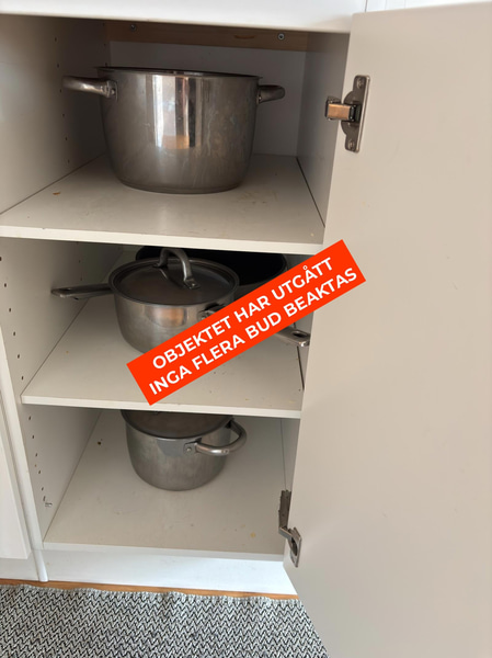 Inventarier till fullt möblerad enrummare - se alla bilder för komplett innehåll