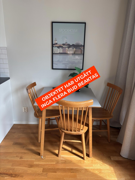 Inventarier till fullt möblerad enrummare - se alla bilder för komplett innehåll