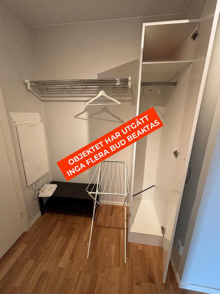 Inventarier till fullt möblerad enrummare - se alla bilder för komplett innehåll