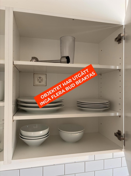 Inventarier till fullt möblerad enrummare - se alla bilder för komplett innehåll