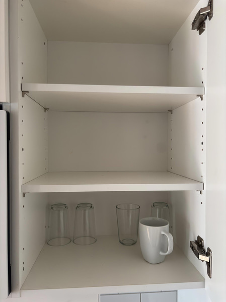 Inventarier till fullt möblerad enrummare - se alla bilder för komplett innehåll