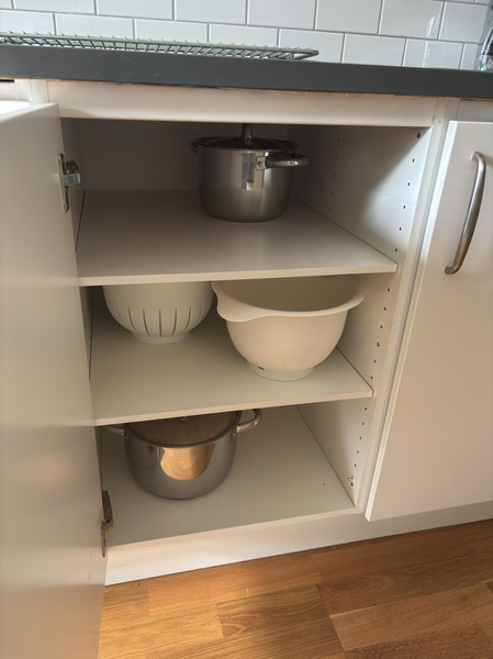 Inventarier till fullt möblerad enrummare - se alla bilder för komplett innehåll
