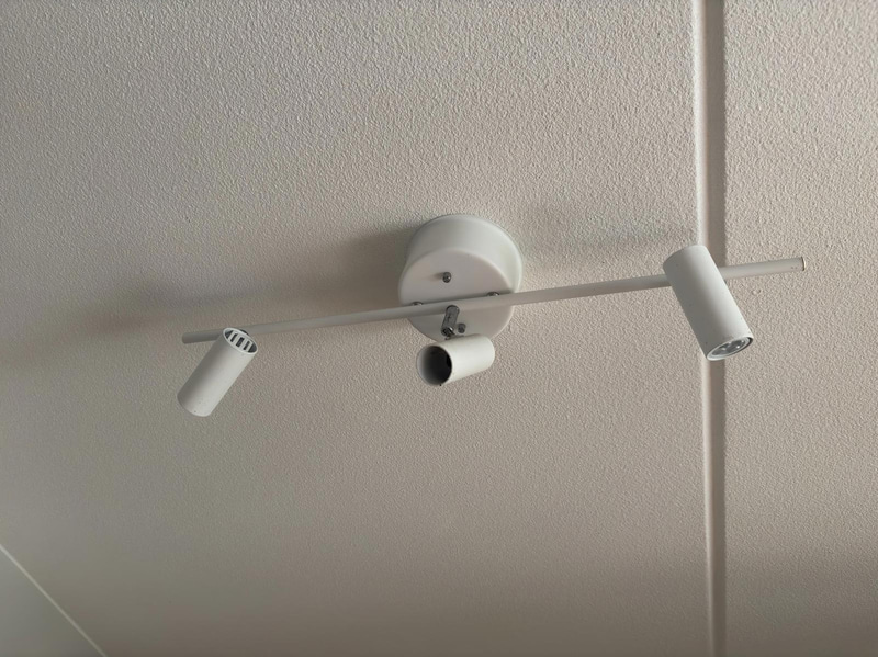 Inventarier till fullt möblerad enrummare - se alla bilder för komplett innehåll