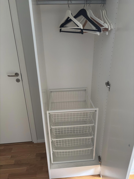 Inventarier till fullt möblerad enrummare - se alla bilder för komplett innehåll