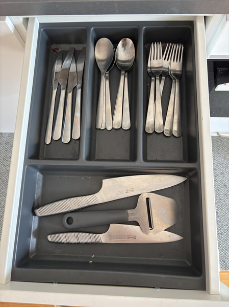 Inventarier till fullt möblerad enrummare - se alla bilder för komplett innehåll