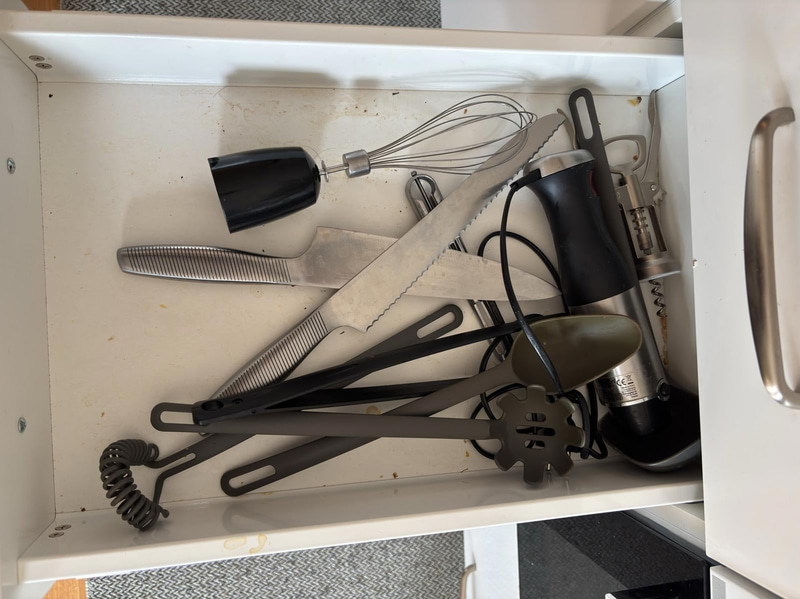 Inventarier till fullt möblerad enrummare - se alla bilder för komplett innehåll