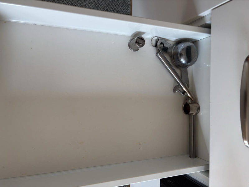 Inventarier till fullt möblerad enrummare - se alla bilder för komplett innehåll