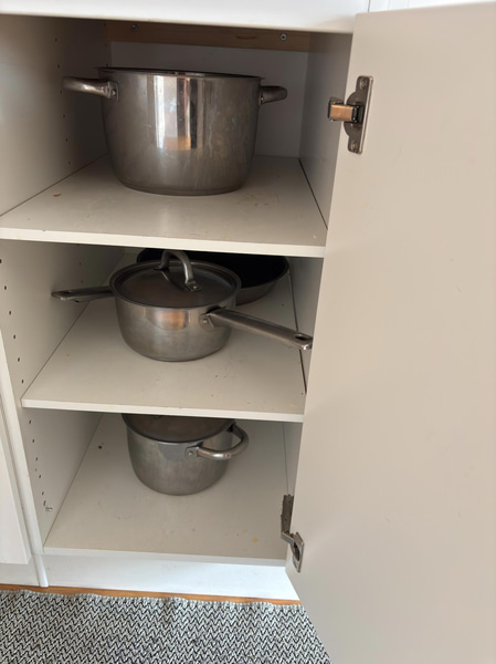Inventarier till fullt möblerad enrummare - se alla bilder för komplett innehåll
