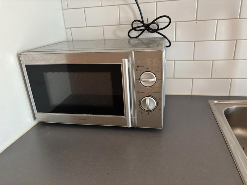 Inventarier till fullt möblerad enrummare - se alla bilder för komplett innehåll