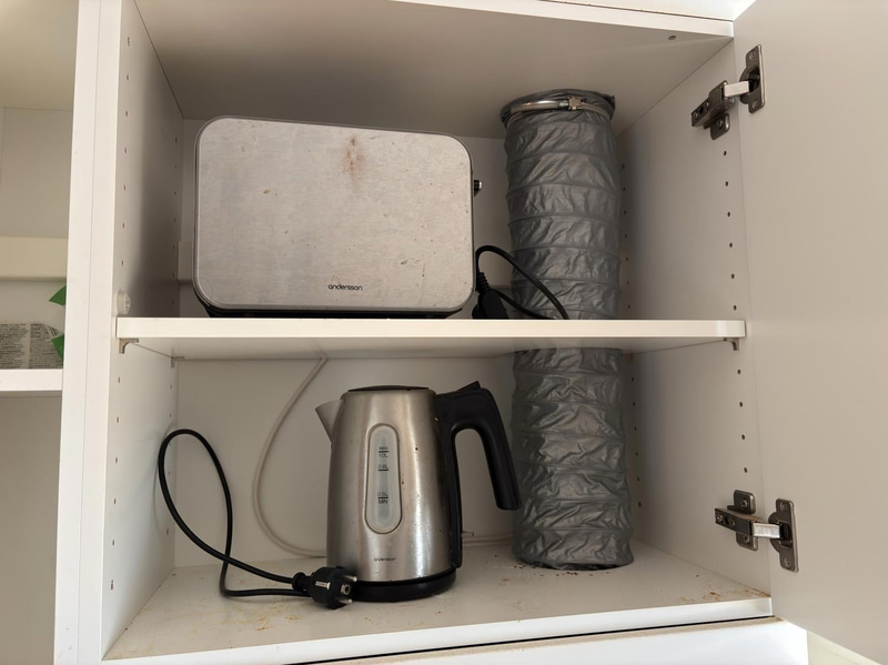 Inventarier till fullt möblerad enrummare - se alla bilder för komplett innehåll