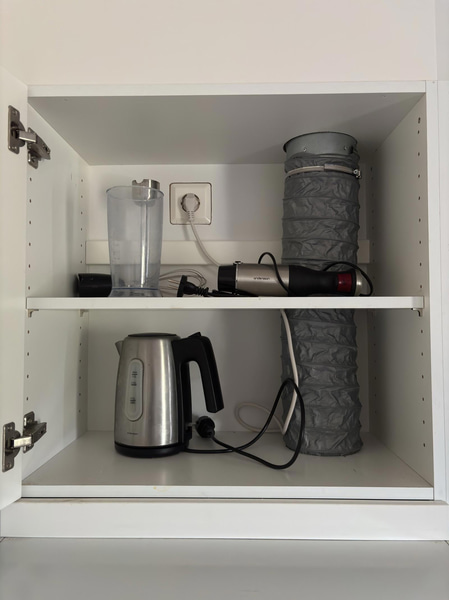 Contents of a fully furnished three-room apartment - see all images for full contents