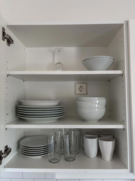 Contents of a fully furnished three-room apartment - see all images for full contents