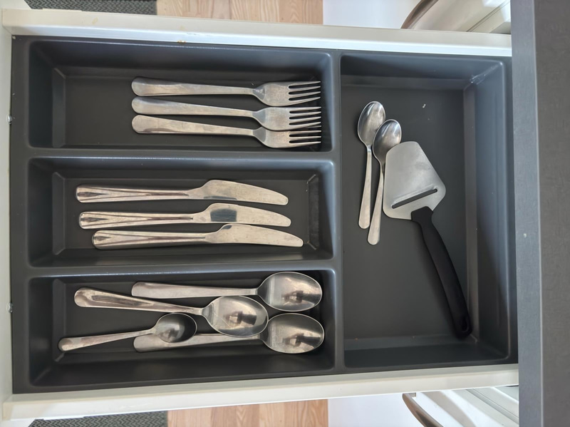 Contents of a fully furnished three-room apartment - see all images for full contents
