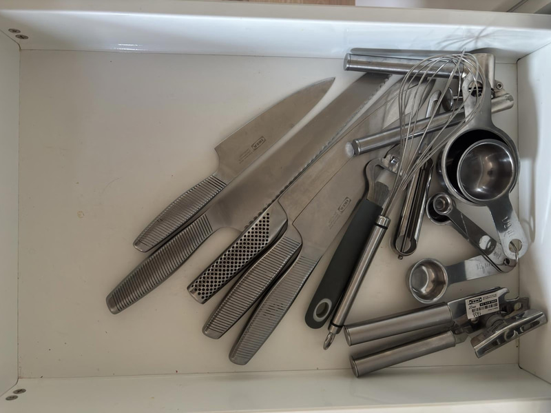 Contents of a fully furnished three-room apartment - see all images for full contents