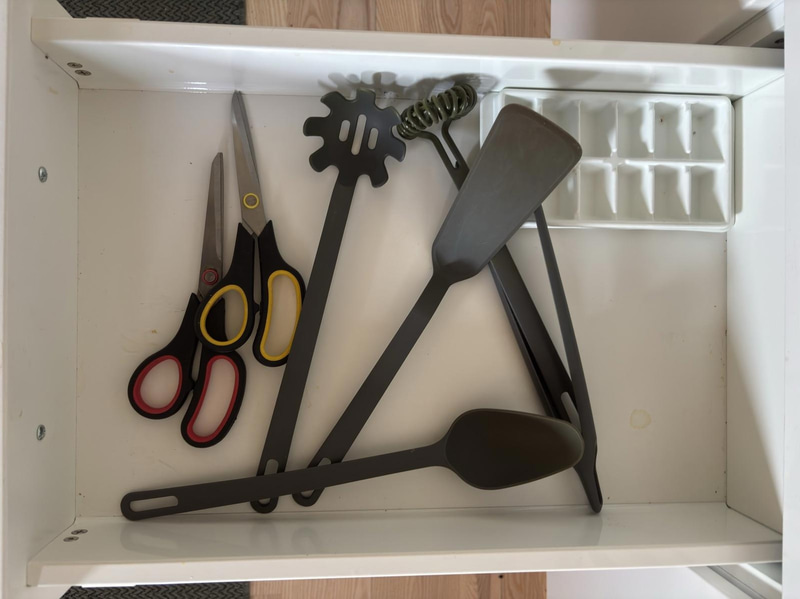 Contents of a fully furnished three-room apartment - see all images for full contents