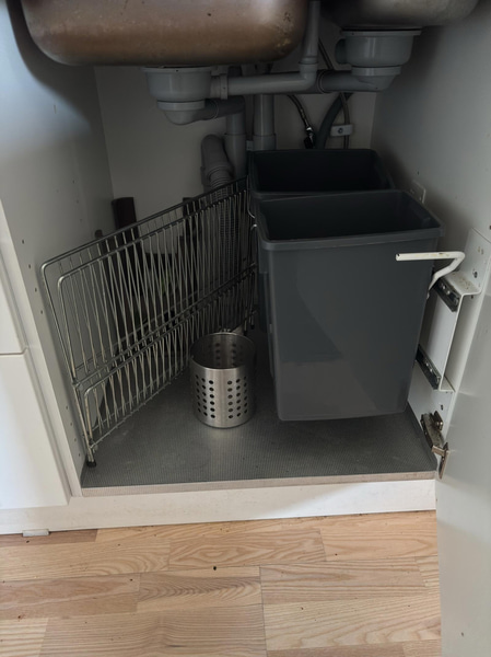 Contents of a fully furnished three-room apartment - see all images for full contents