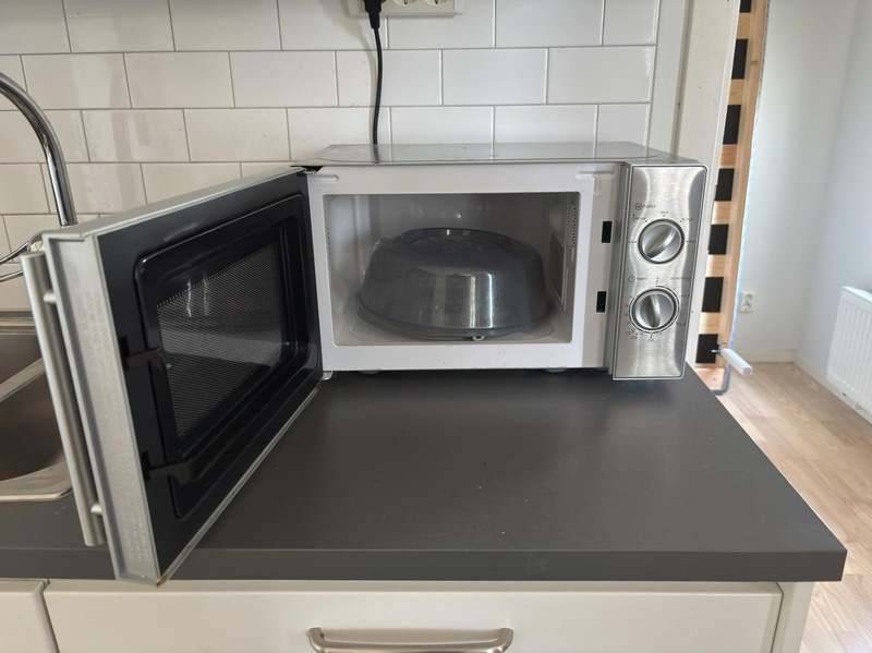 Contents of a fully furnished three-room apartment - see all images for full contents
