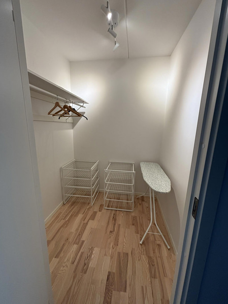 Contents of a fully furnished three-room apartment - see all images for full contents