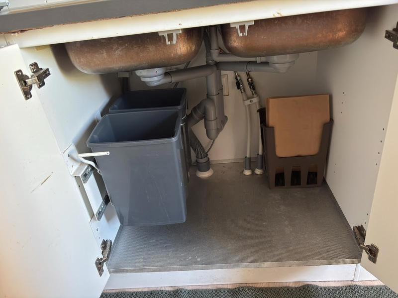 Contents of a fully furnished four-room apartment - see all images for the complete contents