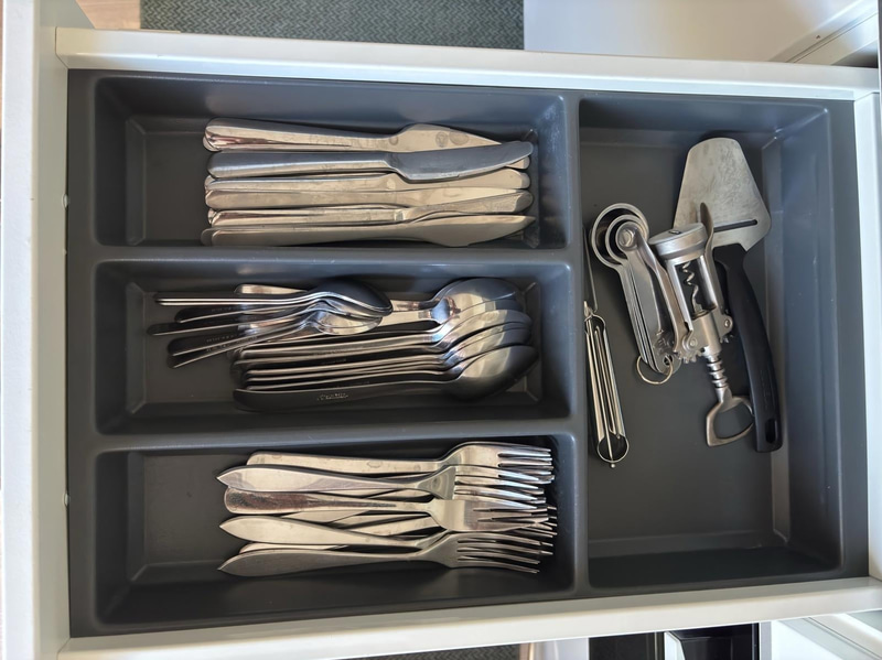 Contents of a fully furnished four-room apartment - see all images for the complete contents