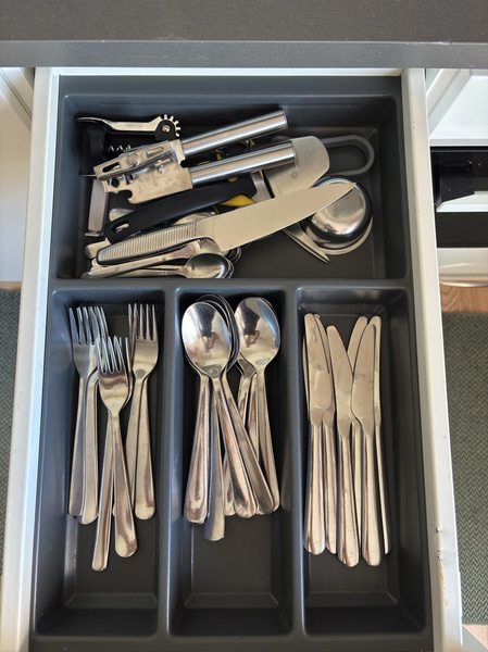 Contents of a fully furnished four-room apartment - see all images for full contents