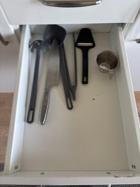 Contents of a fully furnished three-room apartment - see all photos for complete contents