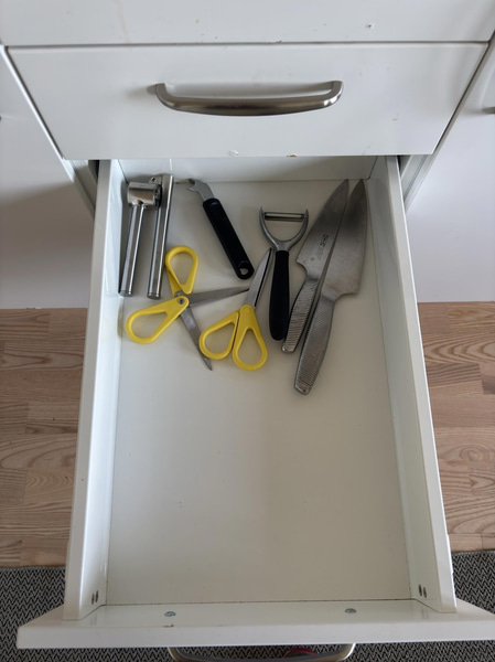 Contents of a fully furnished three-room apartment - see all photos for complete contents
