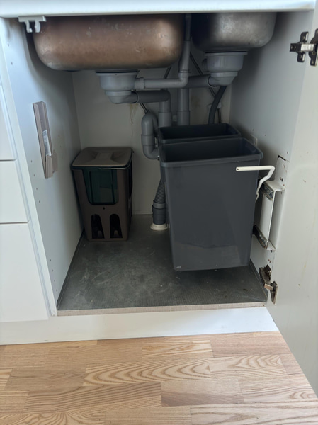 Contents of a fully furnished three-room apartment - see all photos for complete contents