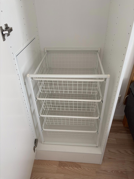 Contents of a fully furnished three-room apartment - see all photos for complete contents