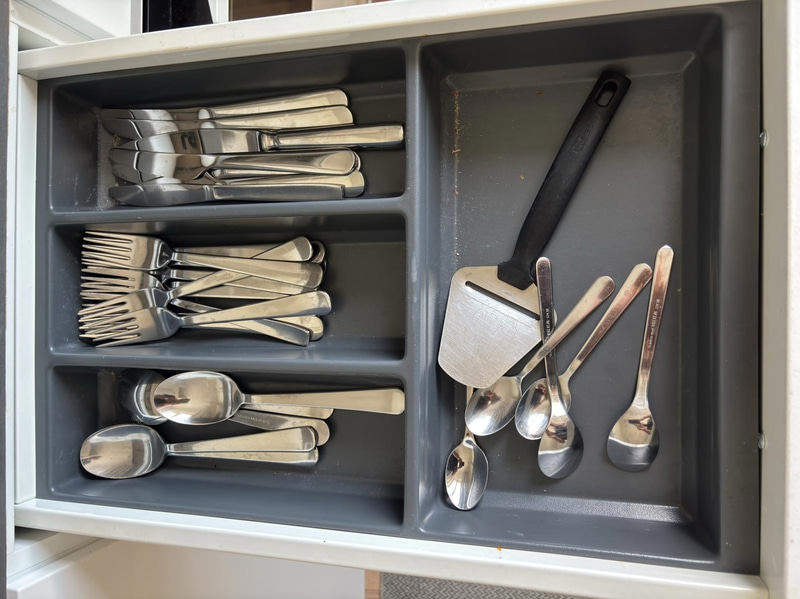 Contents of a fully furnished four-room apartment - see all images for full contents
