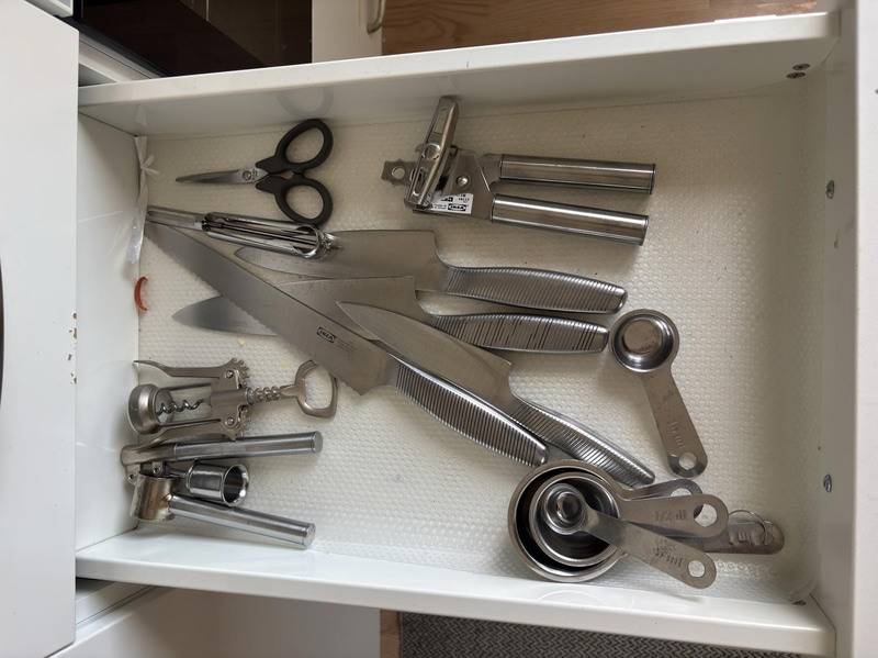 Contents of a fully furnished four-room apartment - see all images for full contents