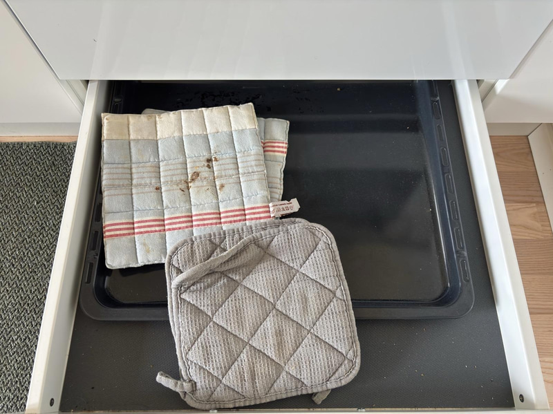 Contents of a fully furnished three-room apartment - see all images for the complete contents