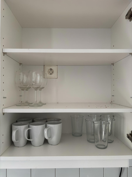 Contents of a fully furnished three-room apartment - see all images for the complete contents