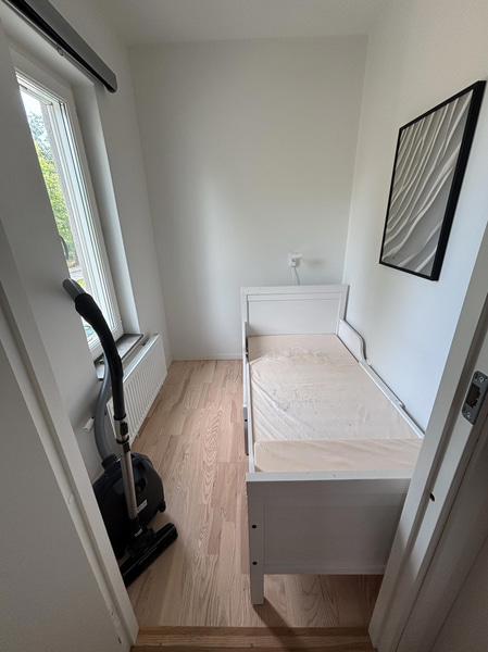 Contents of a fully furnished three-room apartment - see all images for the complete contents