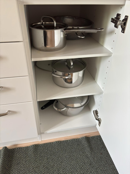Contents of a fully furnished three-room apartment - see all images for the complete contents