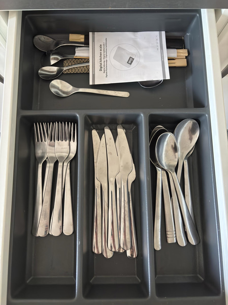 Contents of a fully furnished three-room apartment - see all images for the complete contents