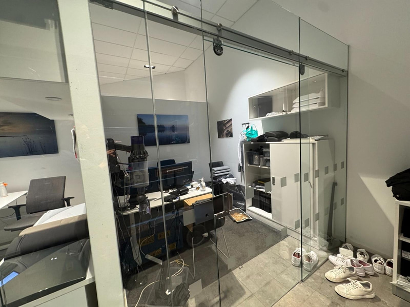 Glass partition with sliding door – 250 x 230 cm