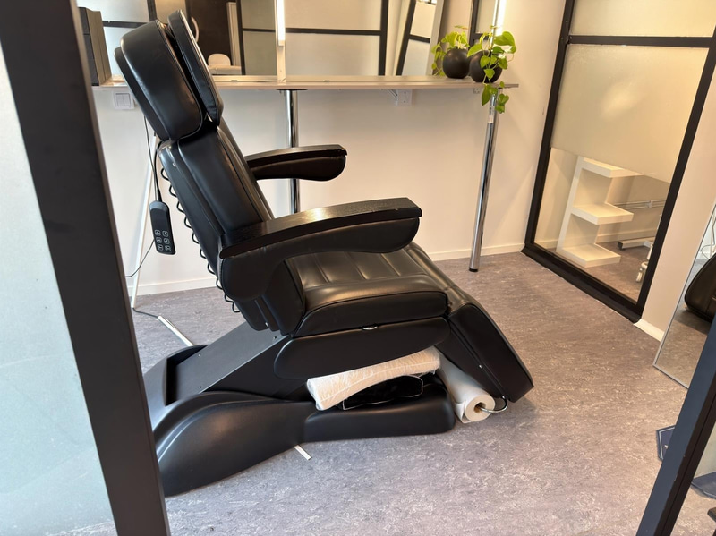 Behandlingsrum med elektrisk behandlingsstol m.m.