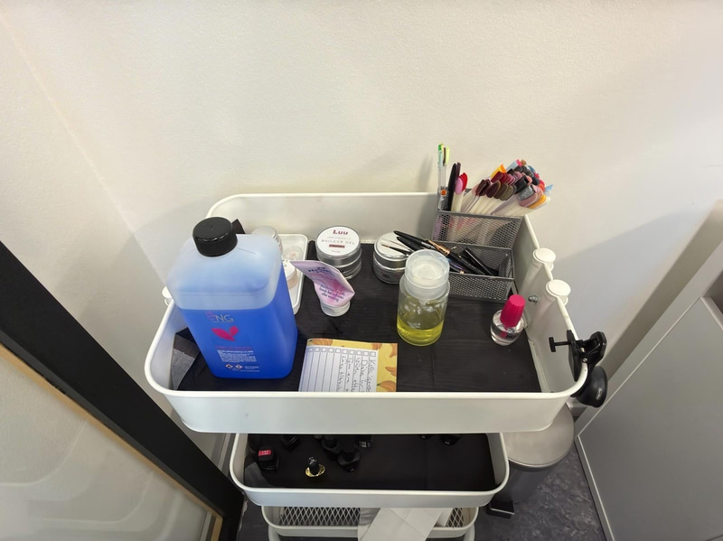 Nagelstation, AC, vägg-tv m.m.