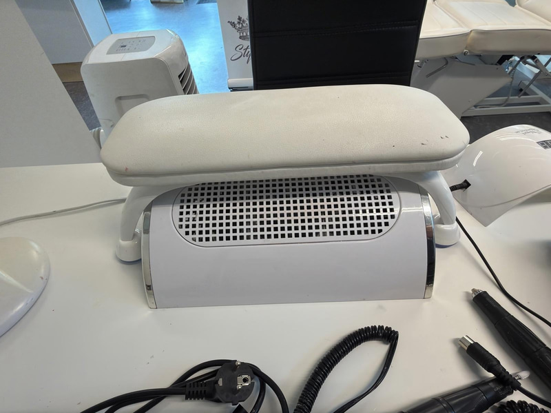 Nagelstation, AC, vägg-tv m.m.