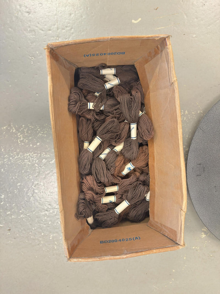 Parti med diverse garn och garntillbehör - se alla bilder för innehåll