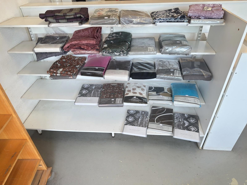 Parti med diverse tyger, stuvar m.m - se alla bilder för innehåll