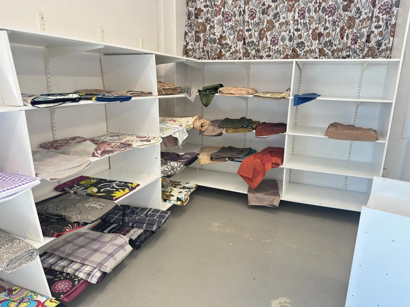 Parti med diverse tyger, stuvar m.m - se alla bilder för innehåll