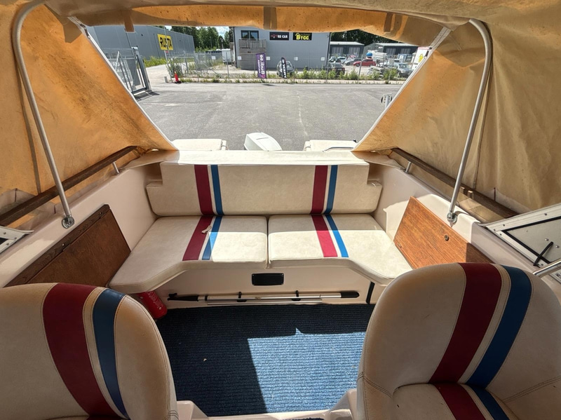 Motorbåt Ryds 530DC med Johnson 70 hk 2-takt. Längd: 5.3 m. -1988