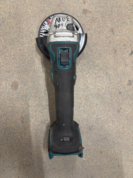 Tool lot, 4 Makita 18V angle grinders